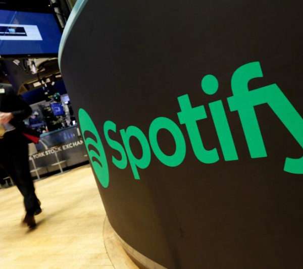 Сообщается, что Spotify блокирует доступ подкастеров white noise к рекламной программе