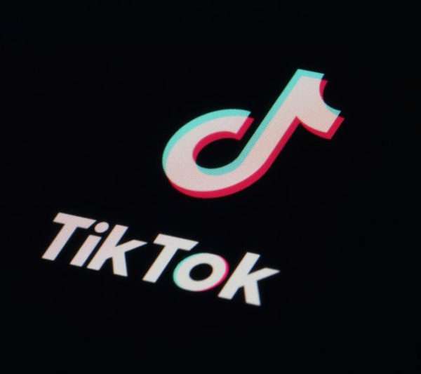 Объявления о вакансиях в TikTok указывают на социальные функции, которые помогают ему конкурировать с другими.